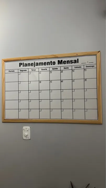 Quadro Planejamento Mensal com apagador + canetas/ marcadores coloridos