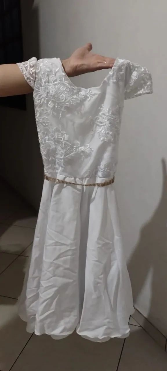 Vestido branco com detalhes em renda