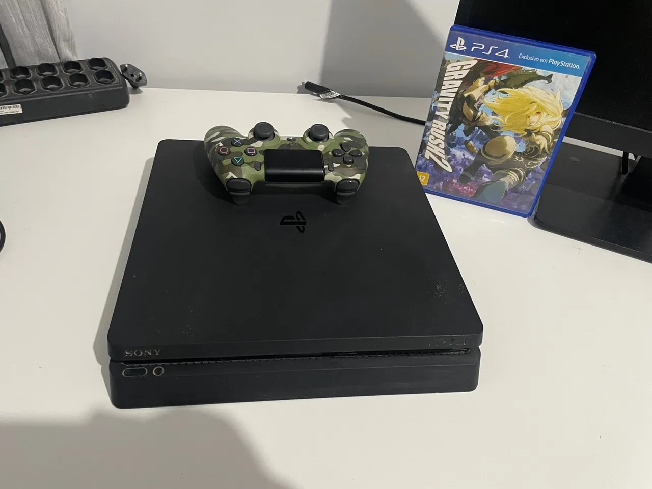 PlayStation 4 Slim + Controle Camuflado + Gravity Rush 2