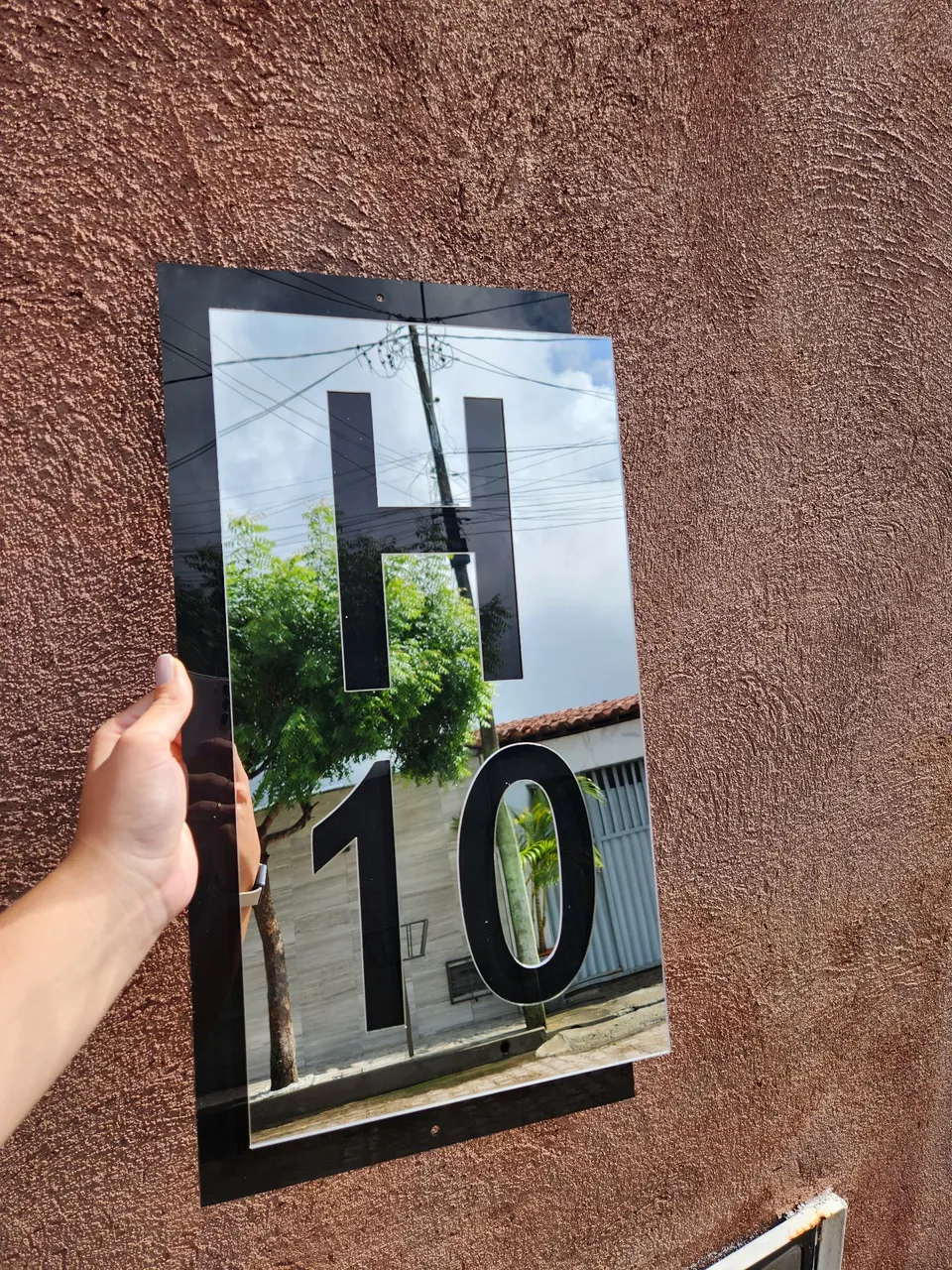Placa de identificação de casa espelhada