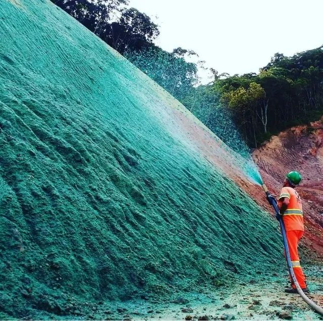 GRAMA LIQUIDA - Plantio de grama hidro-semeadura.