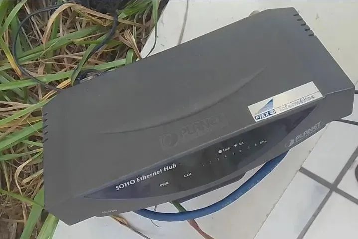 Hub ethernet Soho Planet 8 portas RJ-45 em perfeito estado