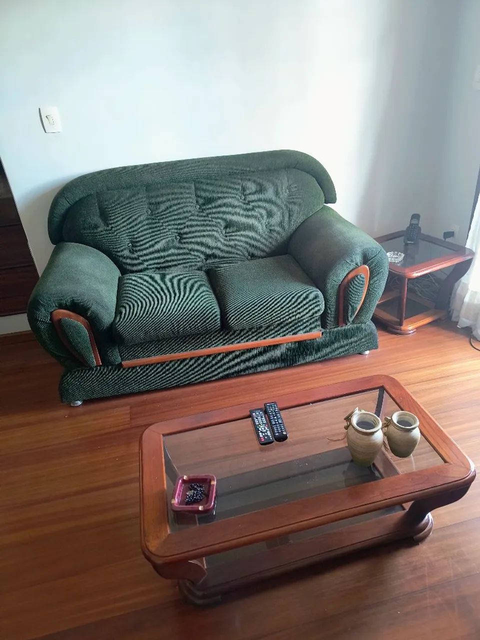 Conjunto de dois Sofás 2 lugares (duas peças)  em ótimo e mesas de centro e canto