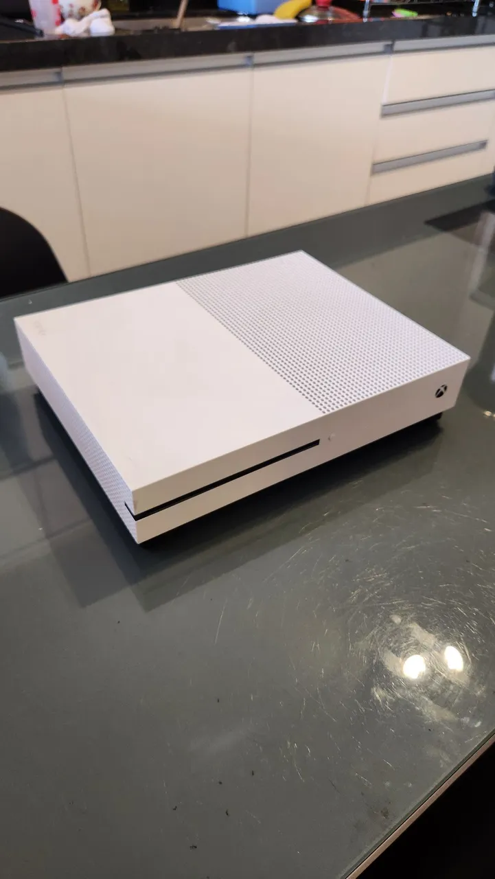 Vendo XBOX One S 1TB - 3 controles - 1 fone HyperX com fio.