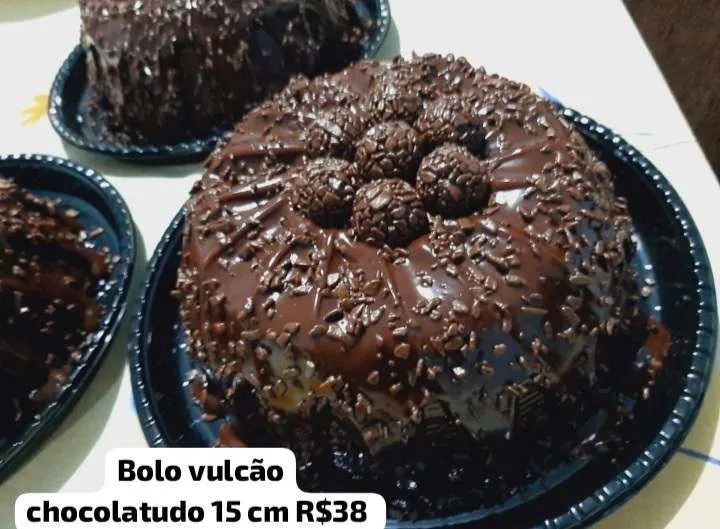 Bolo vulcão de chocolate com cobertura de chocolate e confeitos