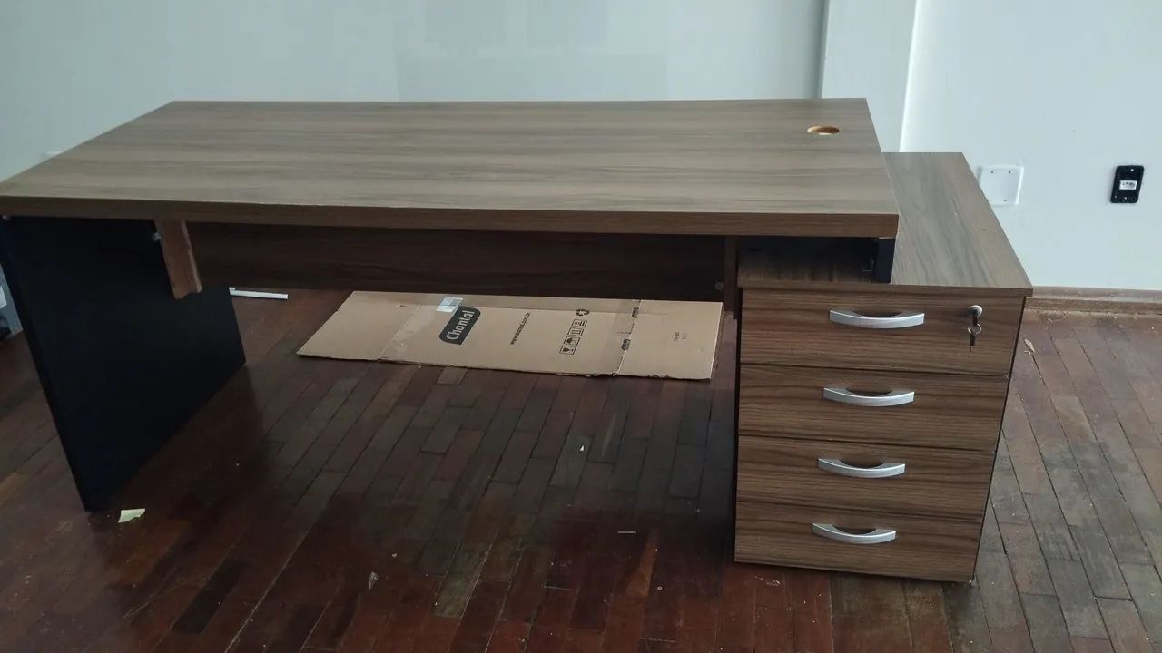 Mesa de escritório com gavetas - Foto 2