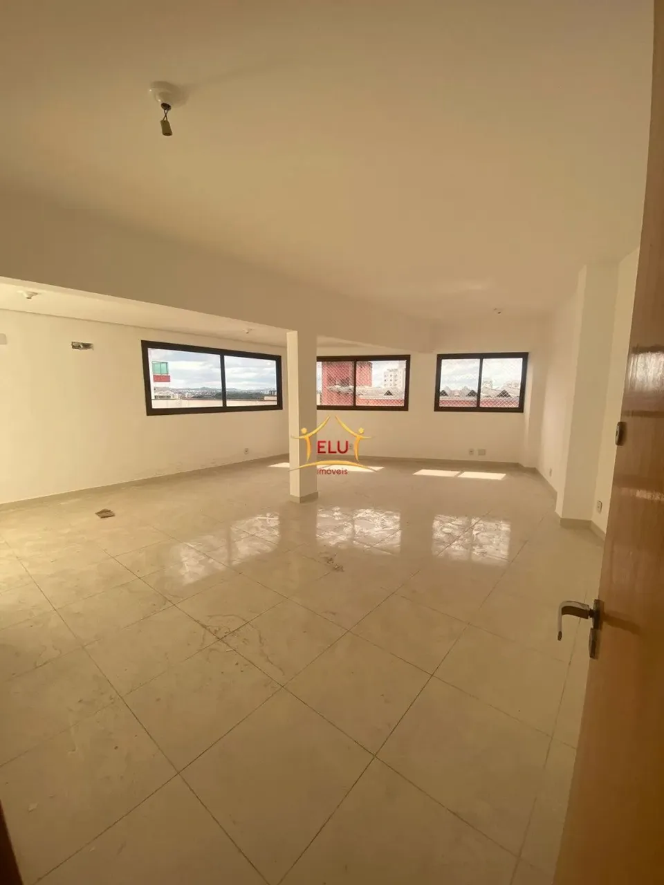 Salas comerciais novas, prédio com estacionamento, elevador.