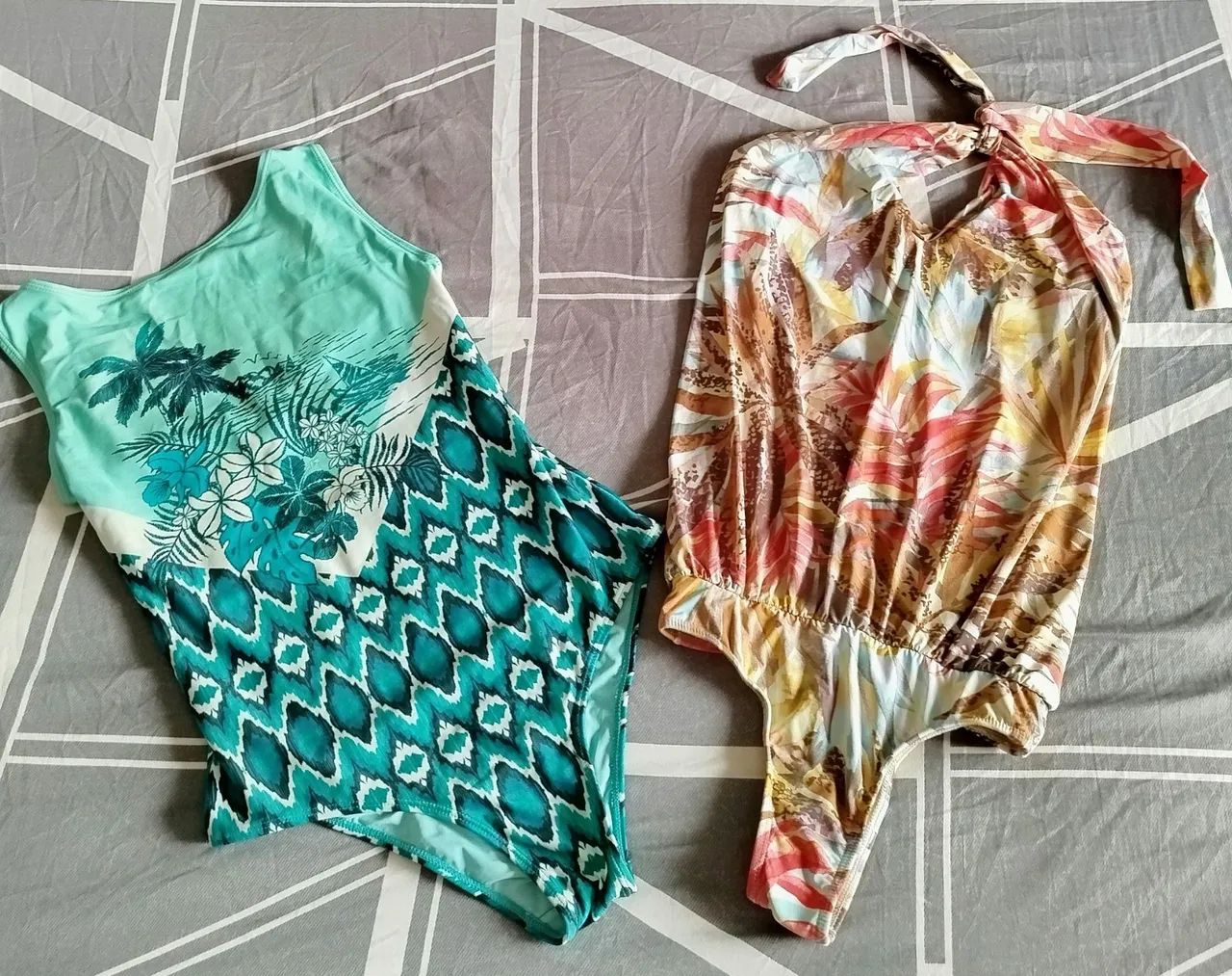 Maiôs diversos e saída de praia  