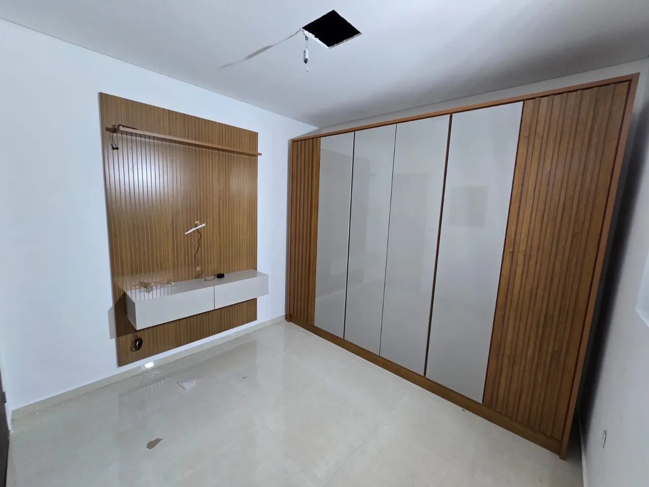Guarda roupa e painel frisados 
