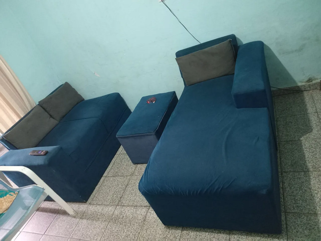 Sofá de canto azul moderno e confortável