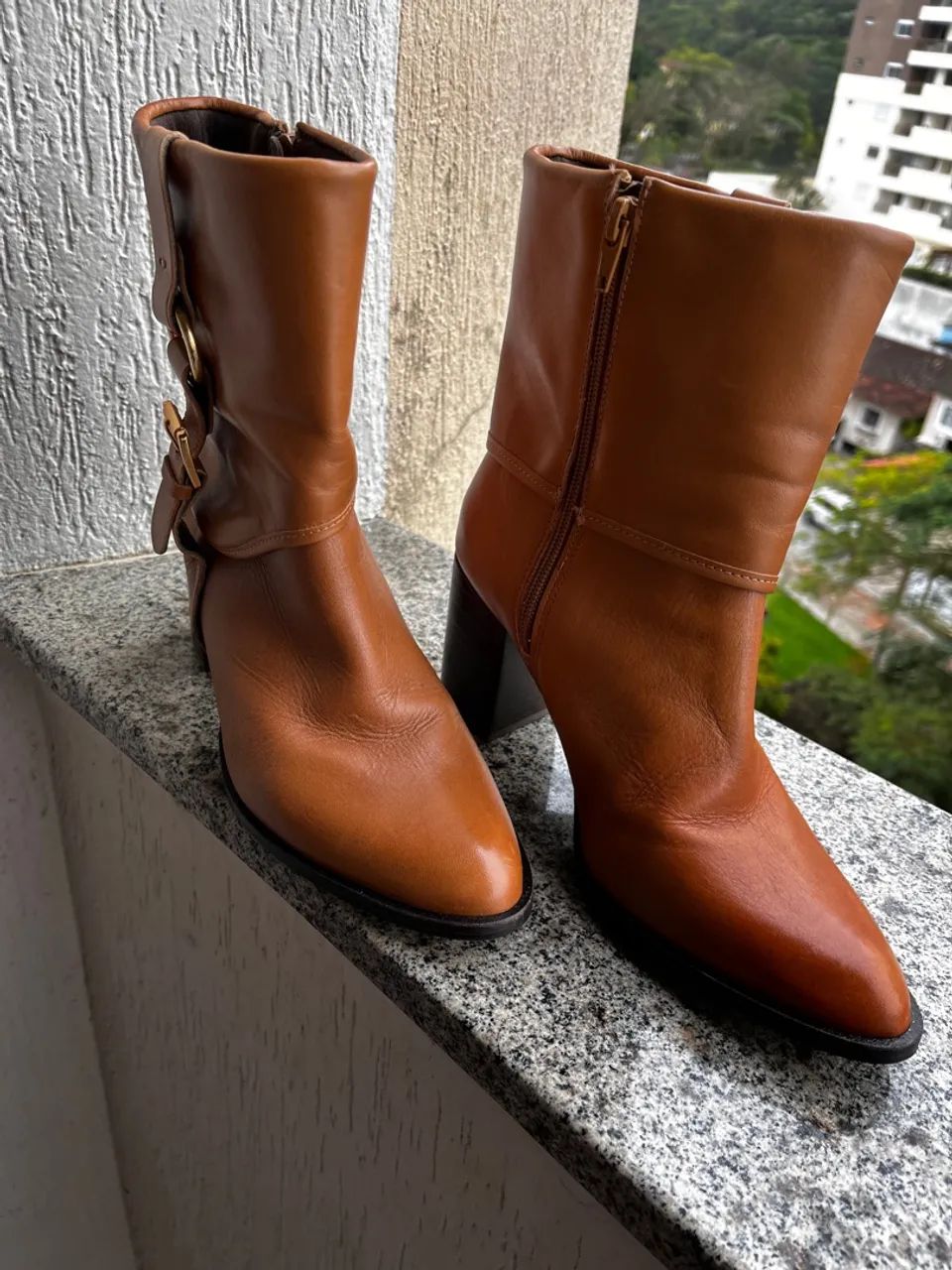 Bota de couro marrom com fivela - Foto 2