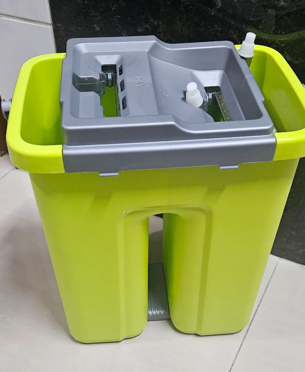 Balde para Limpeza de Piso com Torno e Esfregão