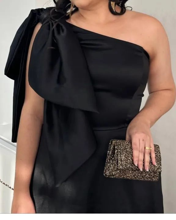 Vestido preto de festa com laço