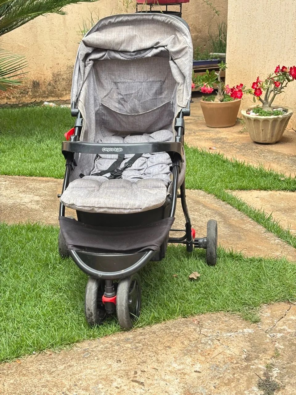 Carrinho de Bebê Toffy Cinza semi novo - Foto 2