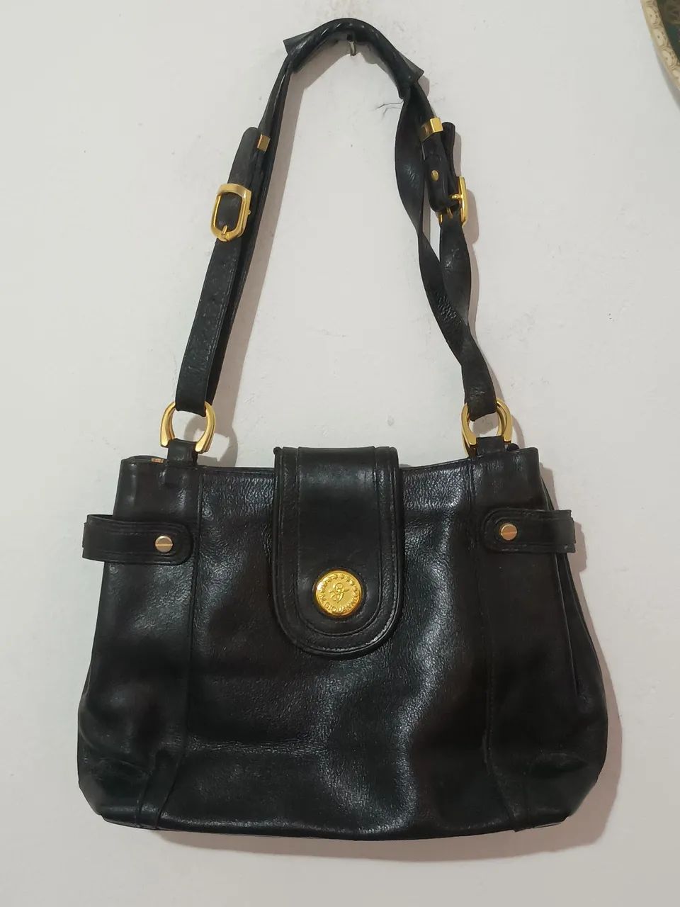 Bolsa de ombro preta com detalhes dourados
