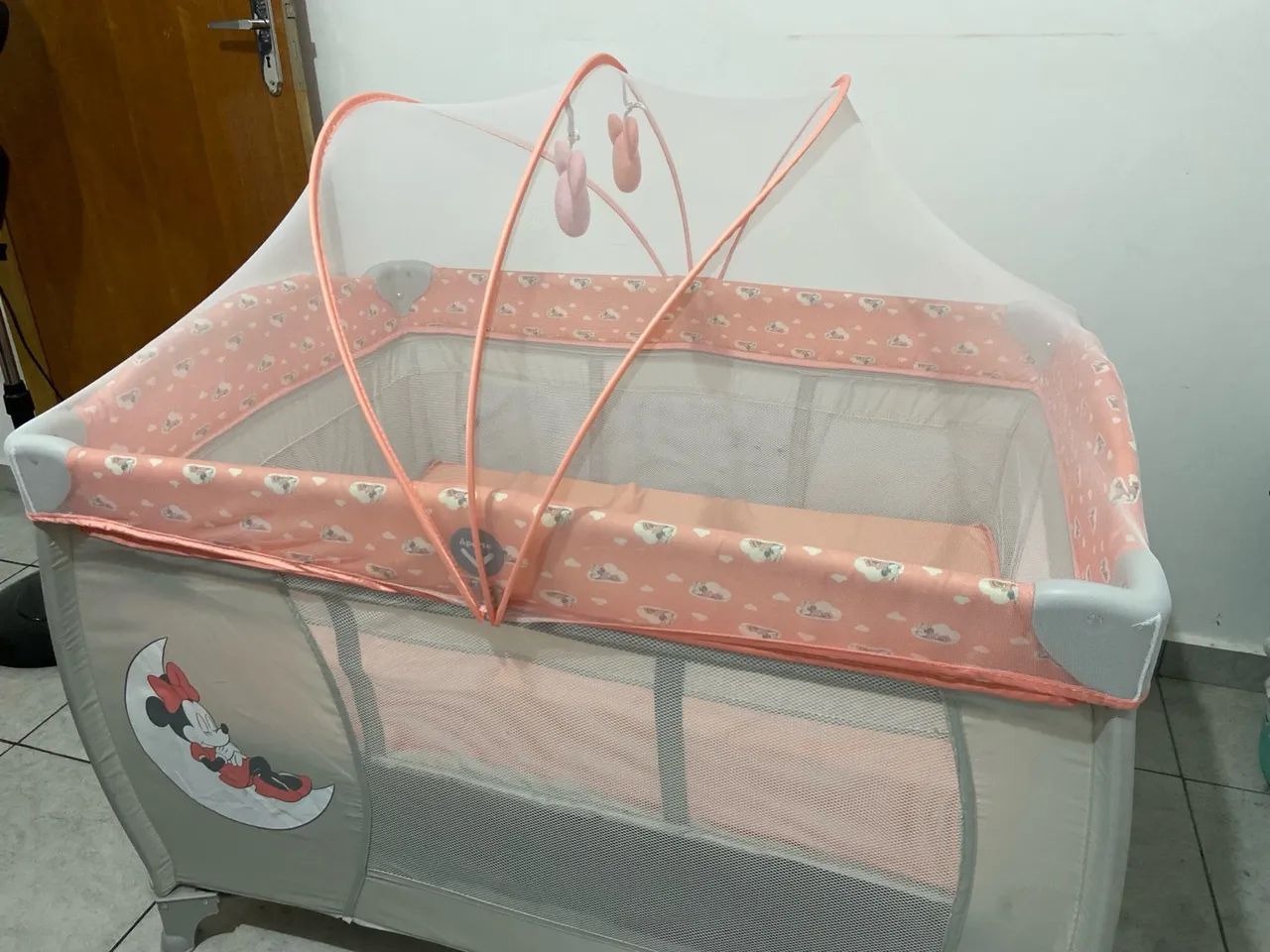 Berço portátil Minnie Mouse com mosquiteiro