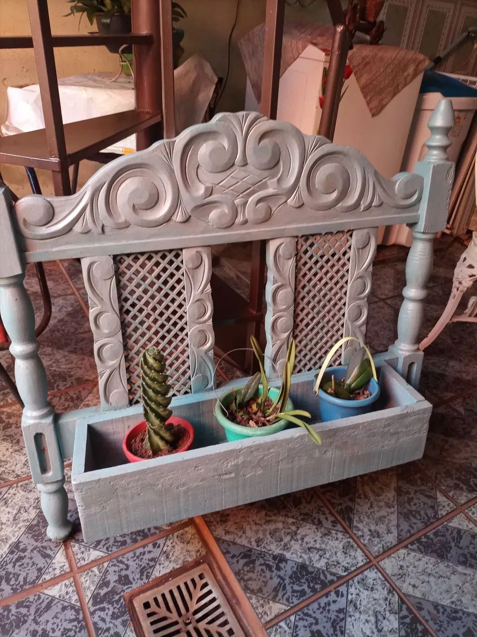 Jardineira Decorativa Vintage com Detalhes Entalhados - Foto 3