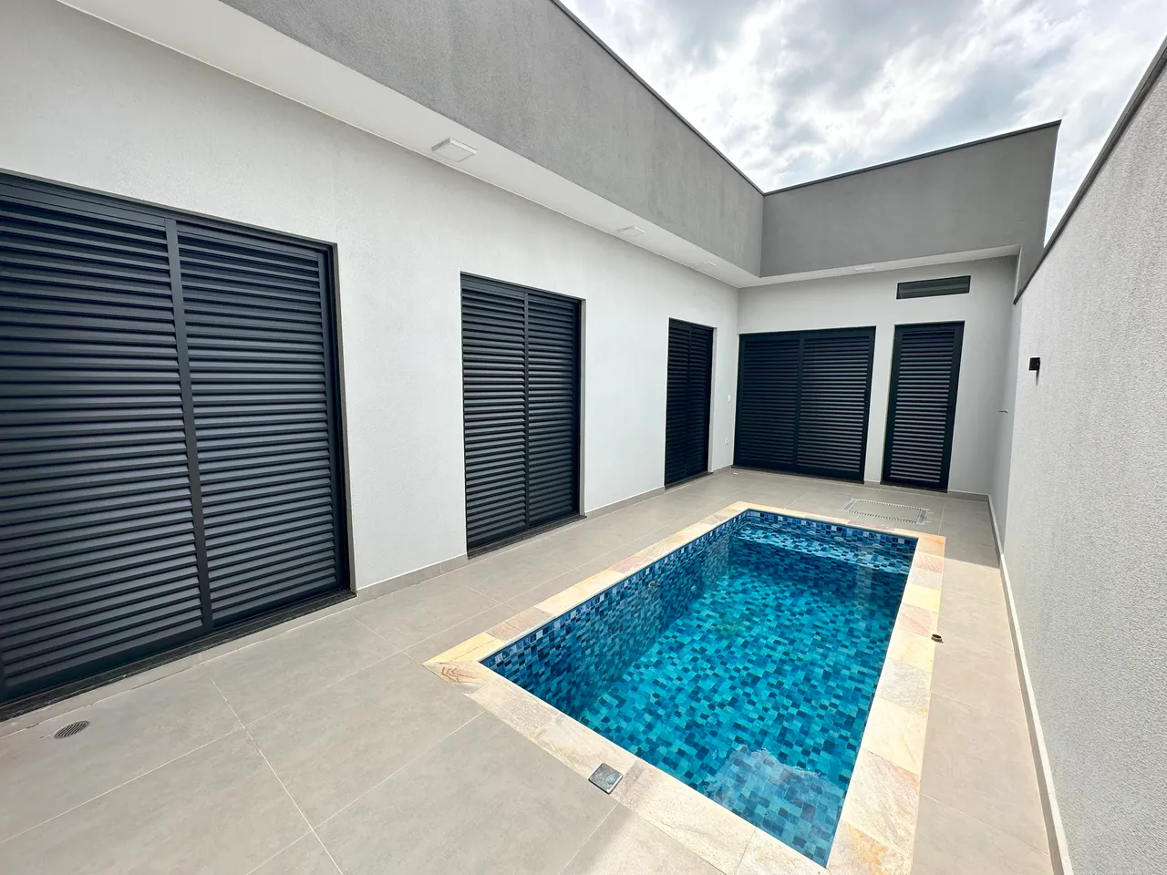 Casa para aluguel tem 150 metros quadrados com 3 quartos