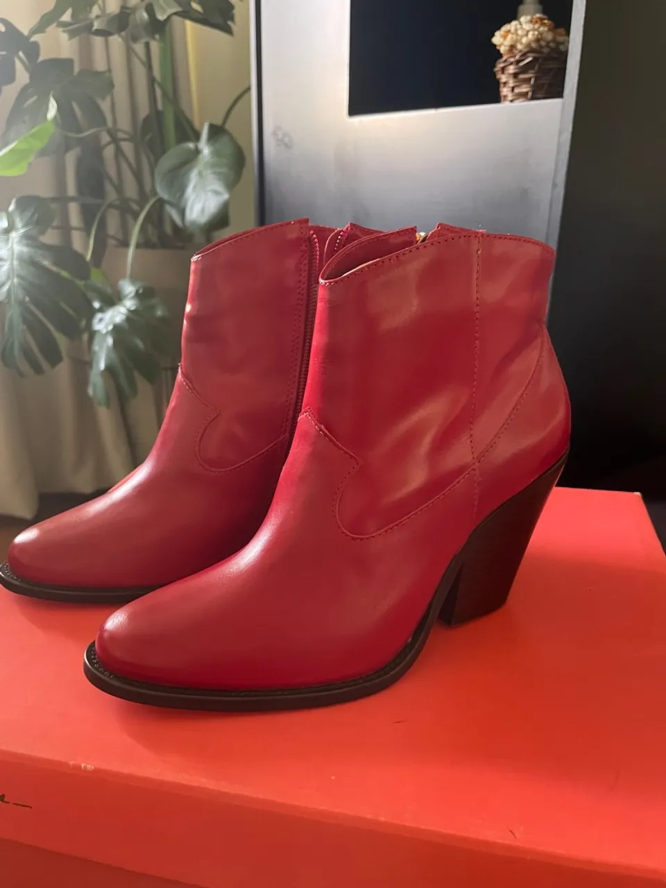 Bota Texana Vermelha Couro - Elegância e Estilo
