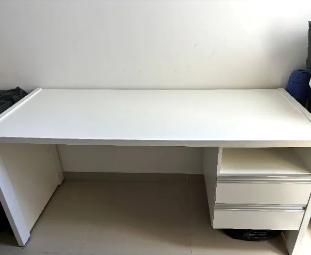 Mesa de escritório grande com gavetas - Foto 2