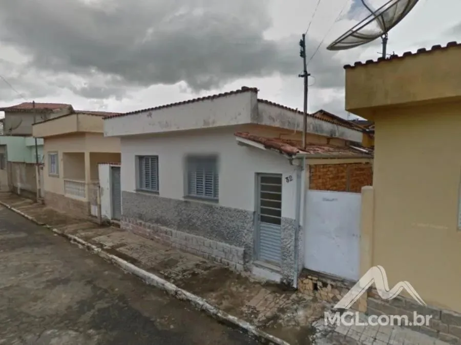 CONCEIÇÃO DO RIO VERDE/MG  [Fração ideal de 25% sobre] casa e seu lote no Bairro Goiabal