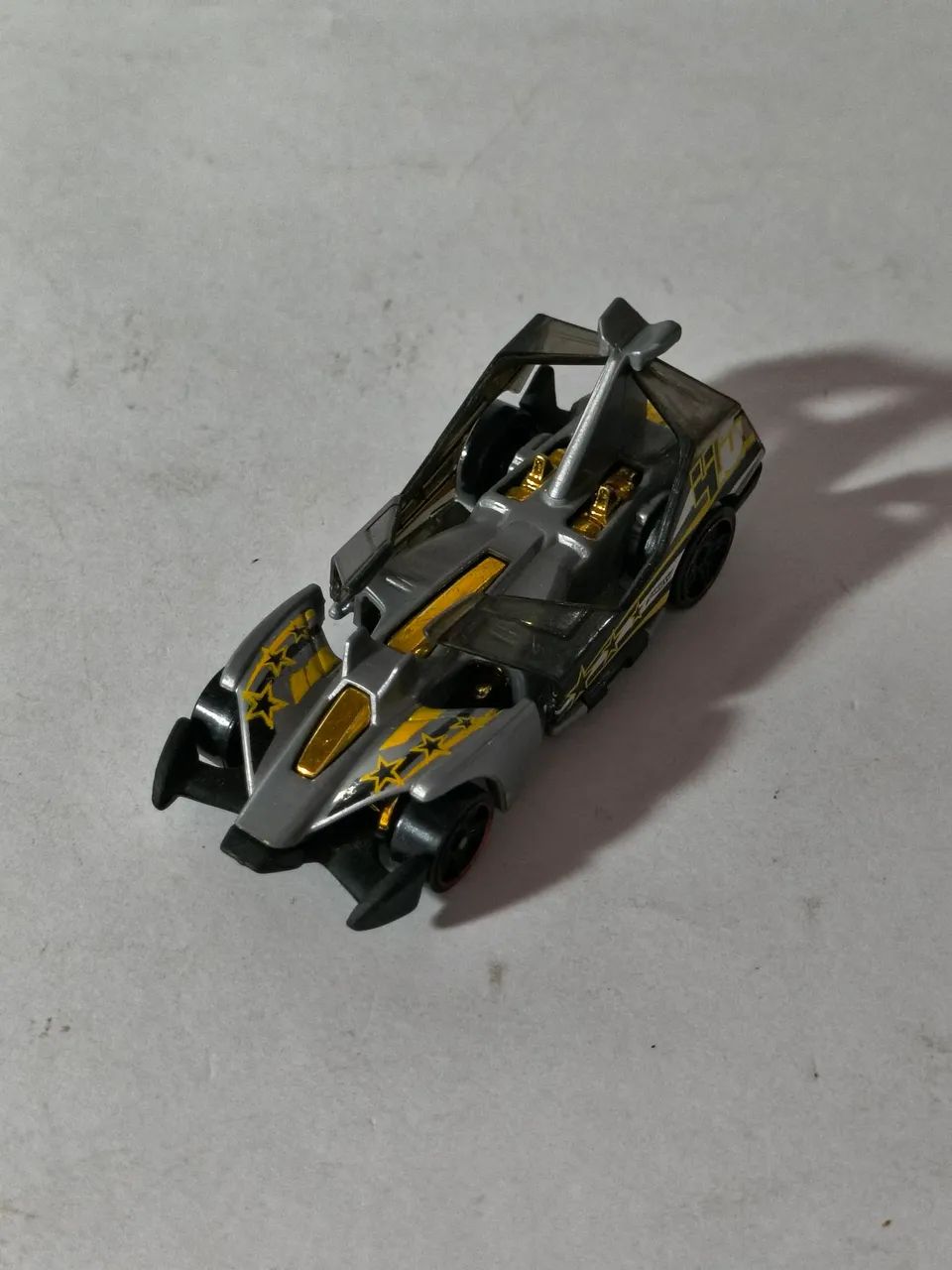Hot Wheels Com Asa Cinza