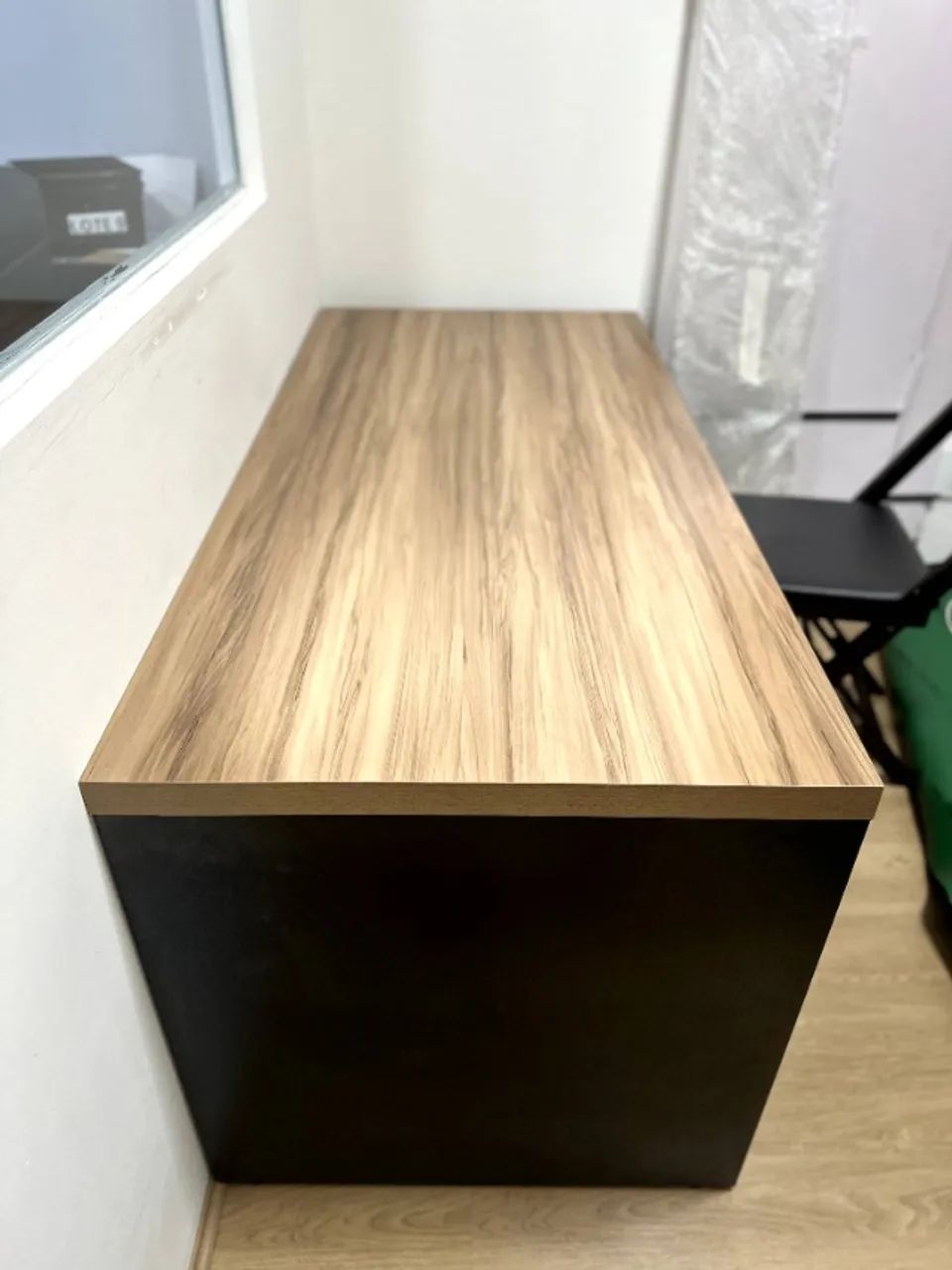 mesa de escritorio grande  com base em madeira , excelente estado  - Foto 3