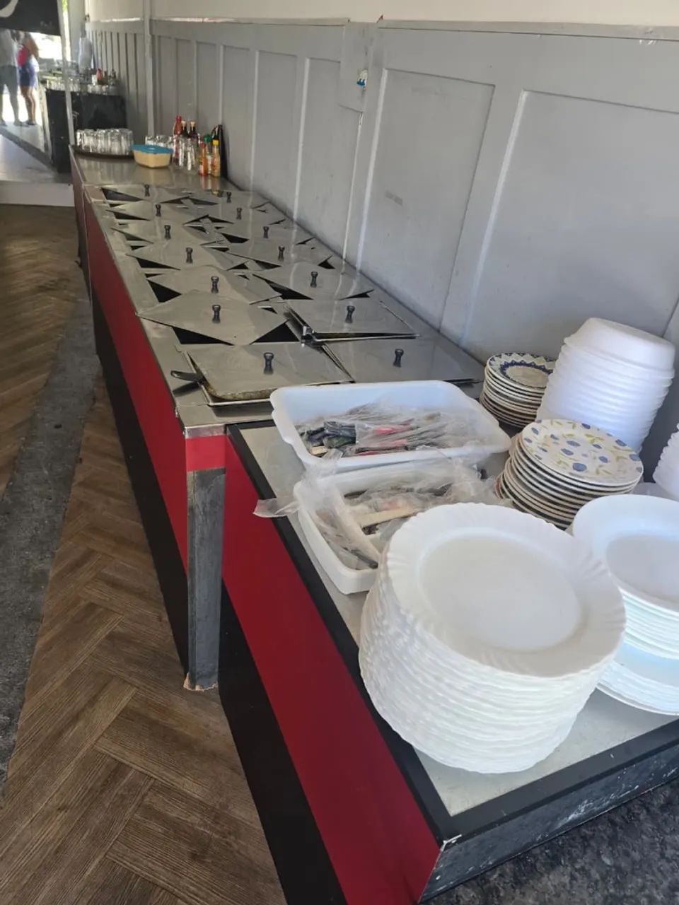 Bistrô com 14 cubas,com tampas,com saladeira e onde colocar pratos. - Foto 2