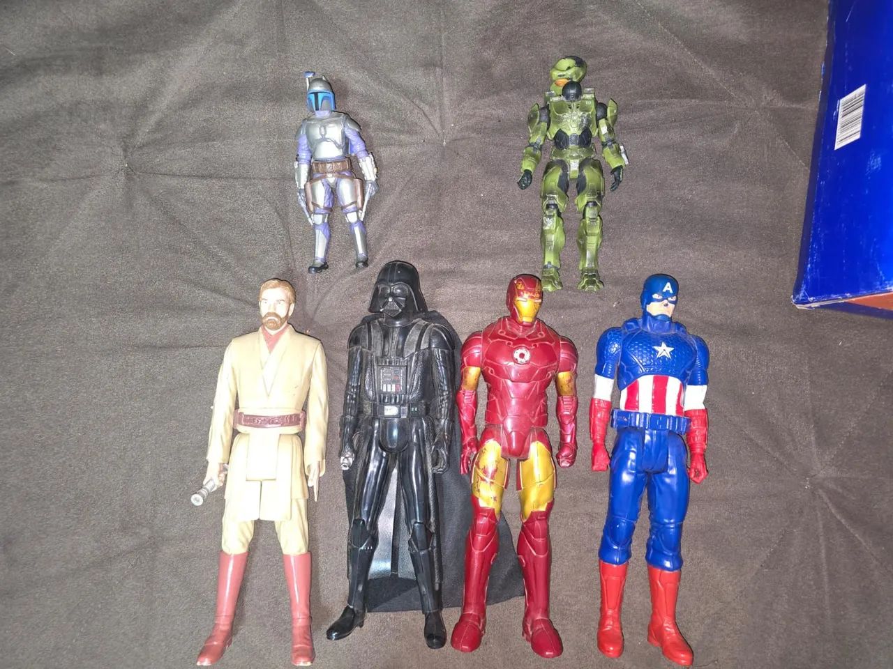 Bonecos de brinquedo e colecionáveis 
