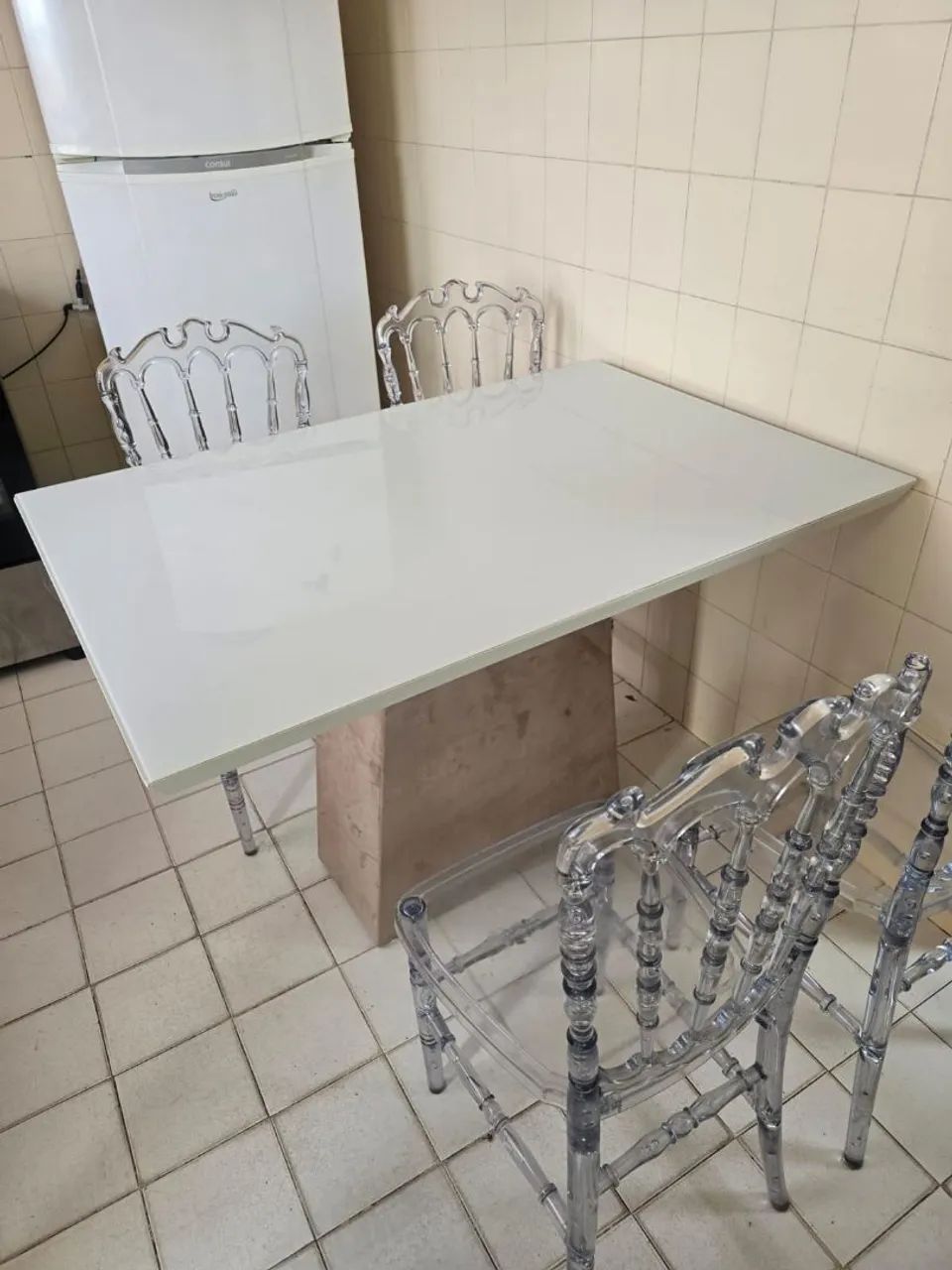 Mesa de vidro laqueada em MDF