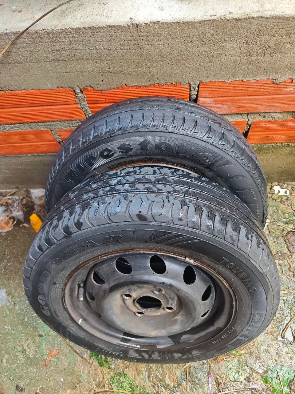 2 rodas de ferros com pneus aro 13