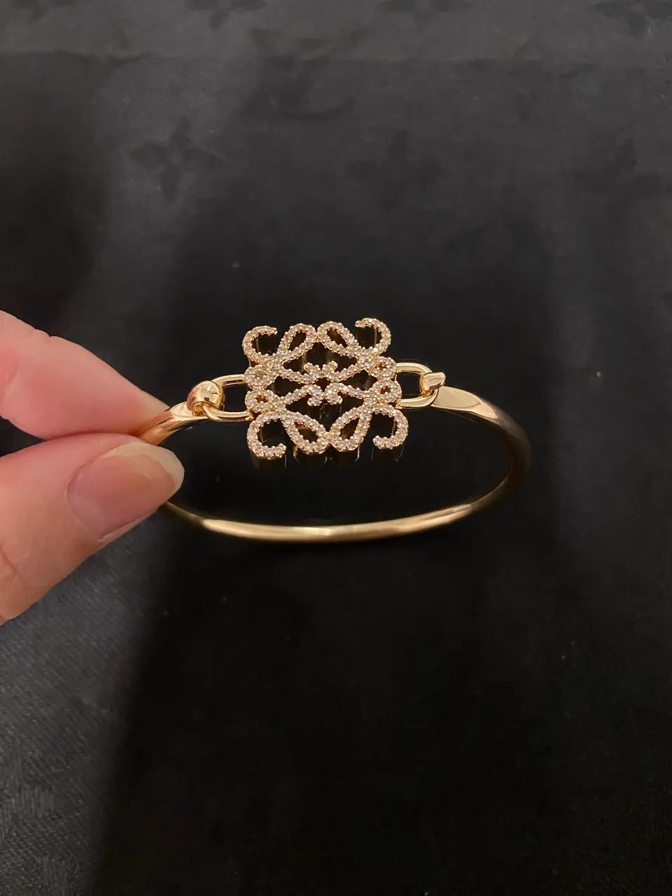 Pulseira primeira linha loewe dourada com pedras brancas 