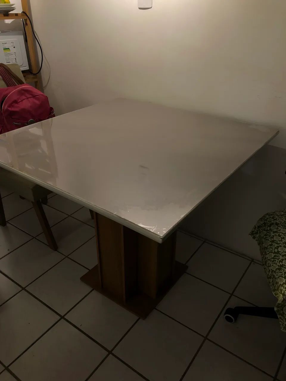 Mesa super resistente. Base de madeira e tampo de vidro.  - Foto 3