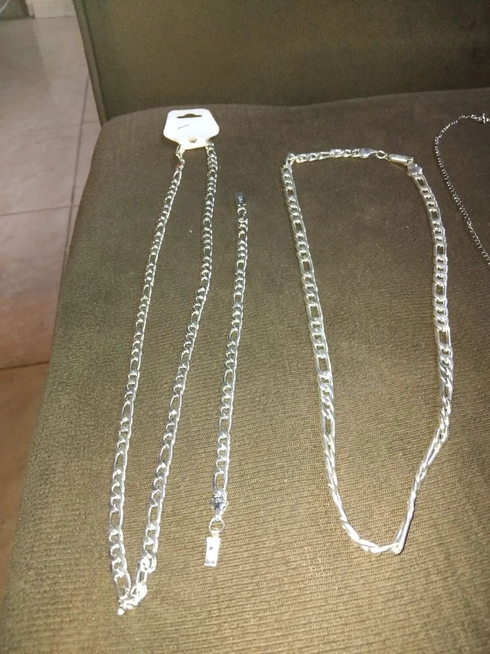 Vendo dois cordões  de prata e uma pulseira