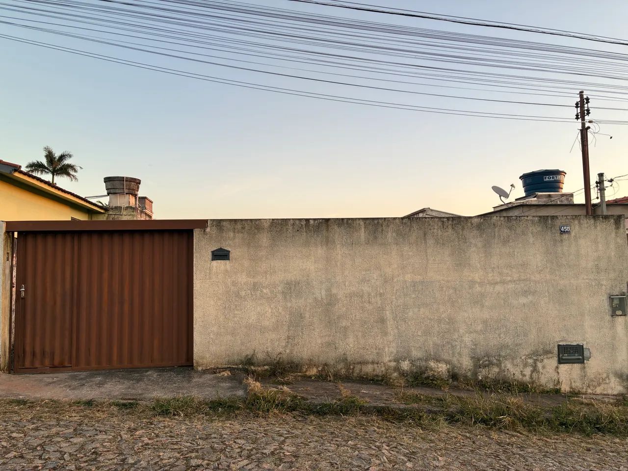 Lote com barração nos fundos. Excelente localização. 