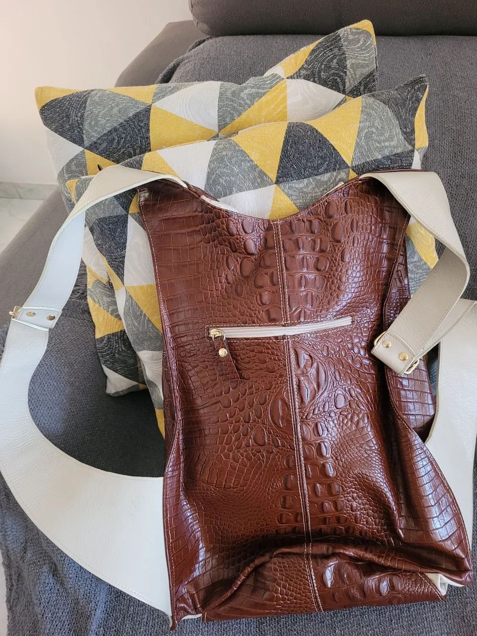 MOCHILA DE COURO NOVA