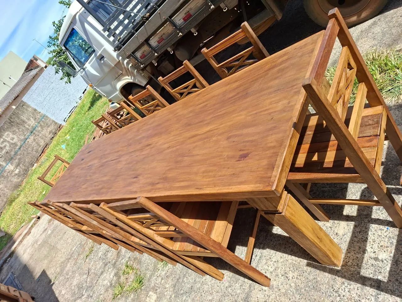 Mesa de madeira maciça com 12 cadeiras - Foto 3