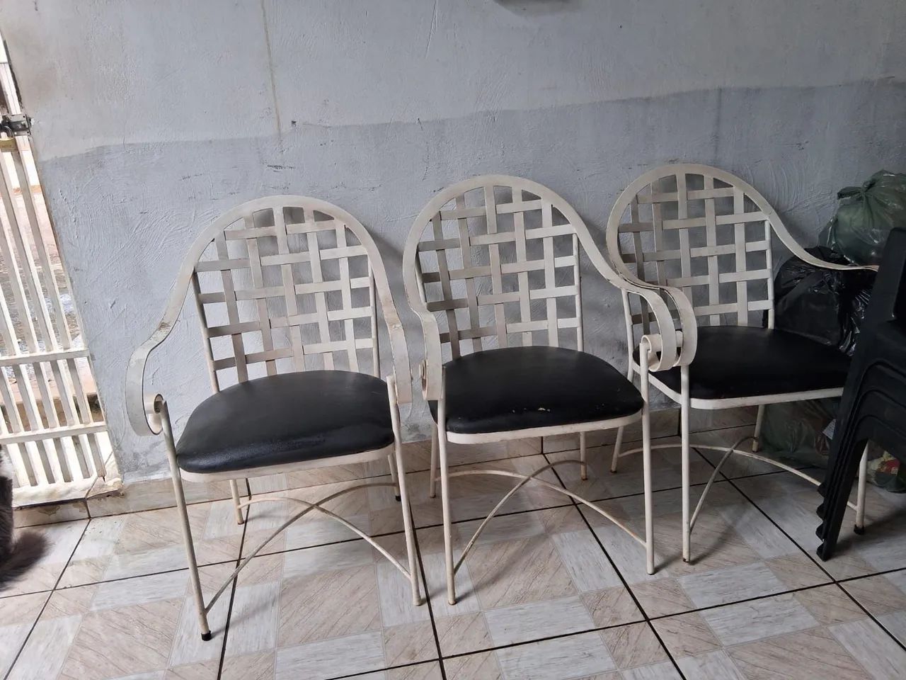 Namoradeira+8 cadeiras de ferro 