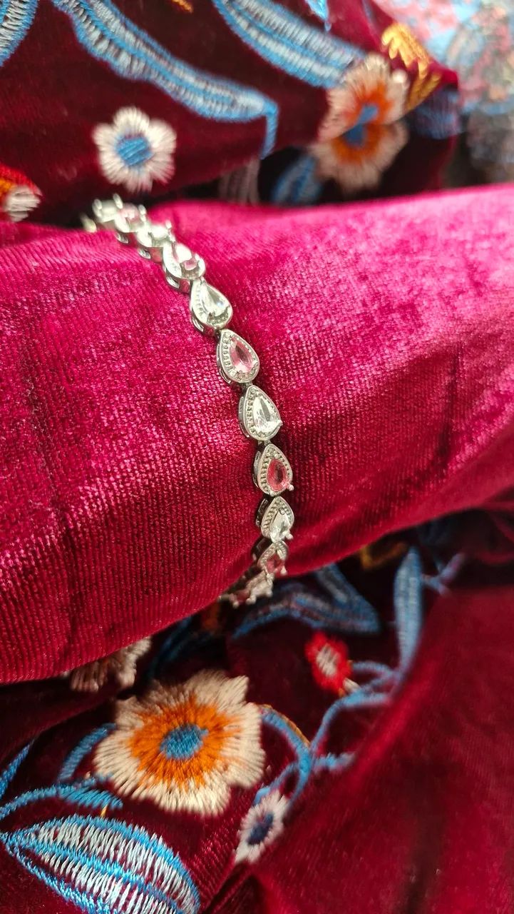 Pulseira de prata com banho de ródio e zircônias