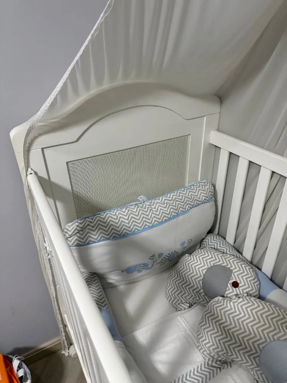 Berço de madeira modelo provençal semi novo (completo com Dorsel, colchão e kit