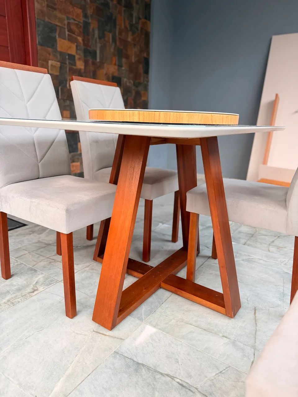 Mesa de Jantar Retangular com 4 Cadeiras Estofadas - Estado de Nova - Foto 2