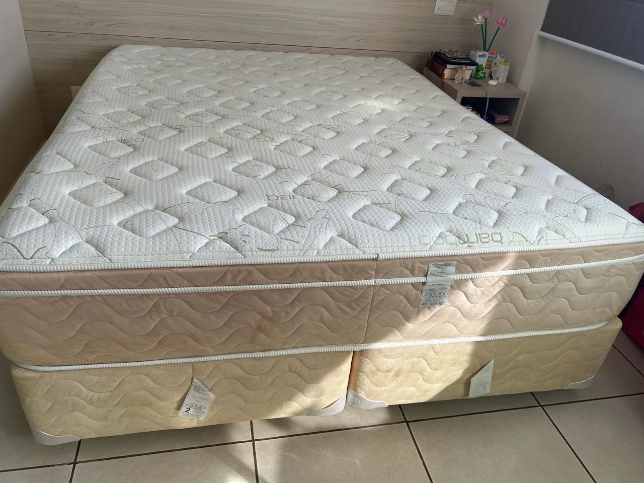 Cama queen colchão mola