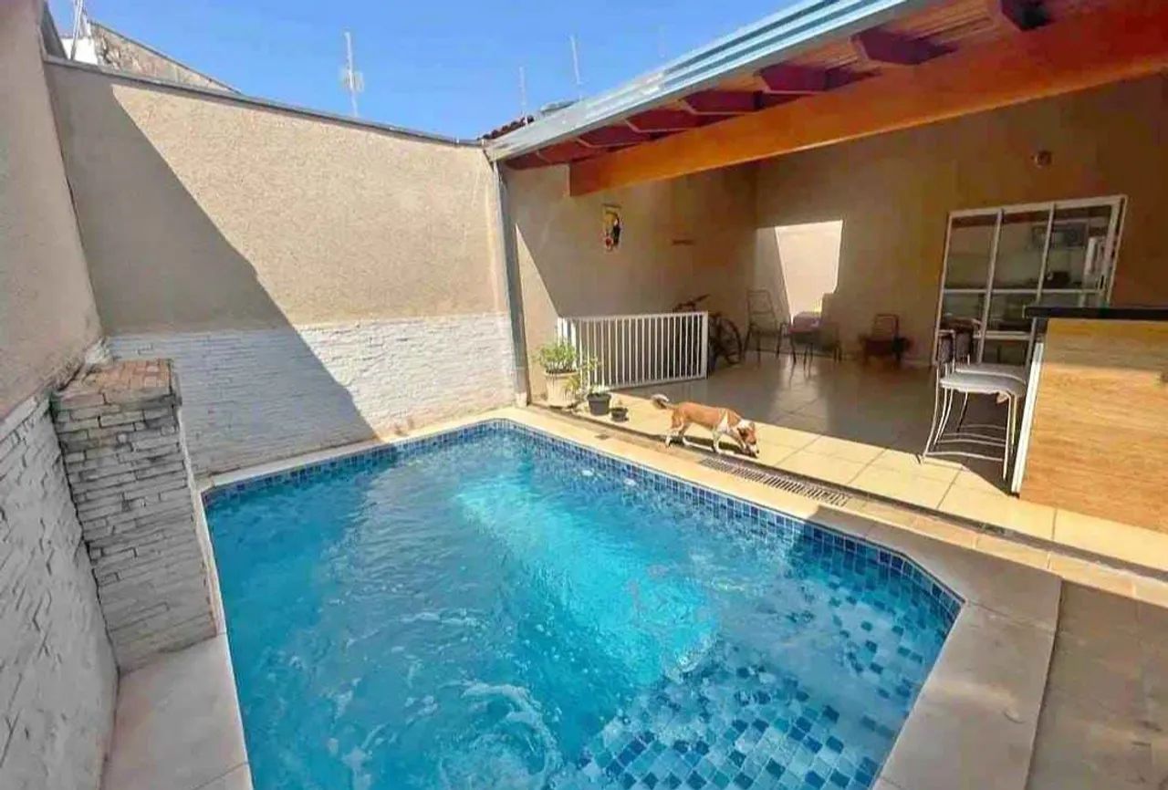 ^Casa com piscina na Cremação 