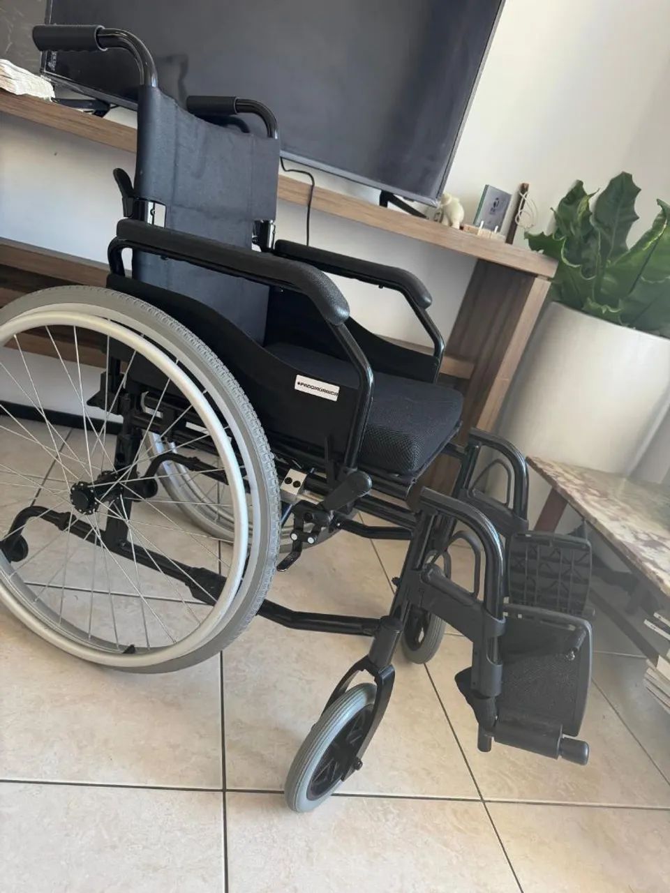 Excelente cadeira de rodas e um assento elevatório seminovos  - Foto 2