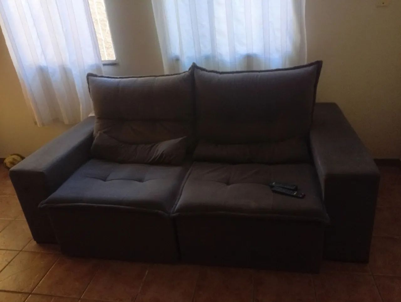 Sofá retrátil cinza  - Foto 5