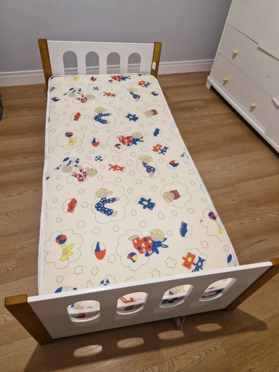 Cama infantil montessoriana com colchão para bebês com sono