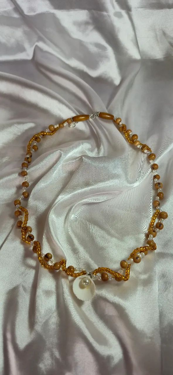 Colar mariposa concha amarela 