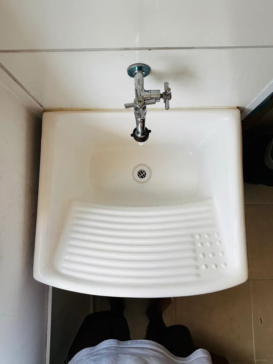 Tanque com coluna para lavanderia