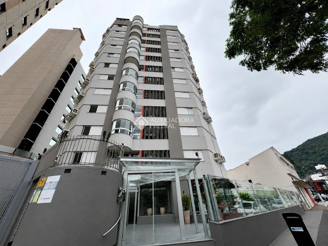 Apartamento 3 Quartos (Reversível para 2) com Suíte e Garagem Coberta no Centro de Florian