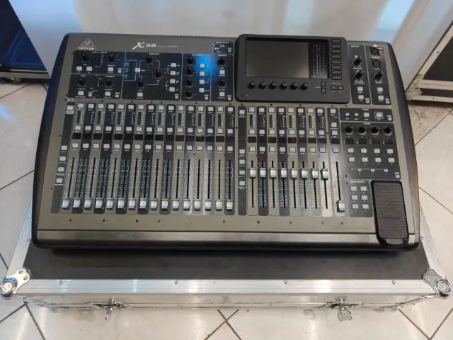 MESA DIGITAL X32 BEHRINGER COM CASE pouco uso  - Foto 4